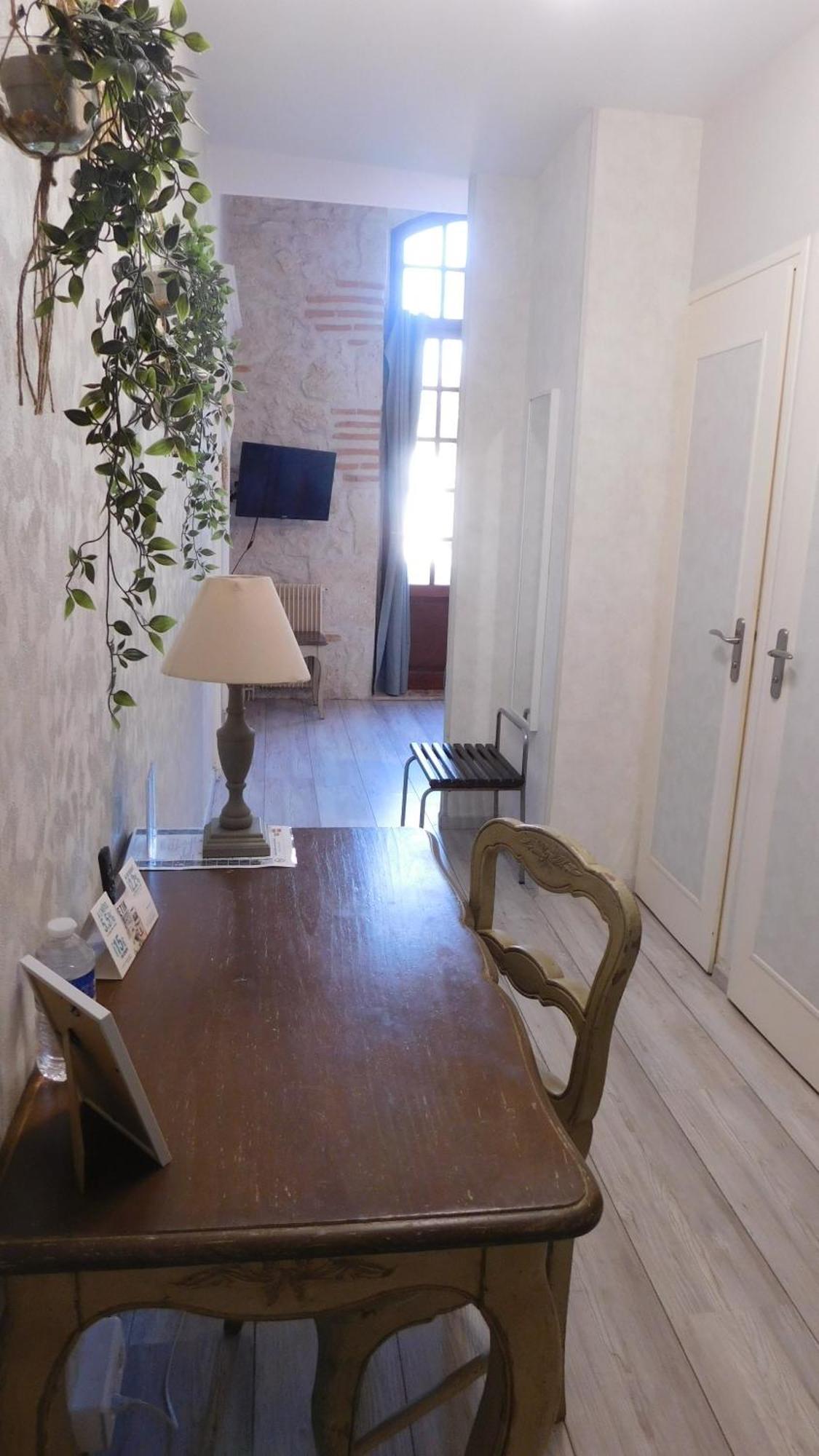 Logis Hotel Le Prince Noir Sérignac-sur-Garonne Exteriör bild
