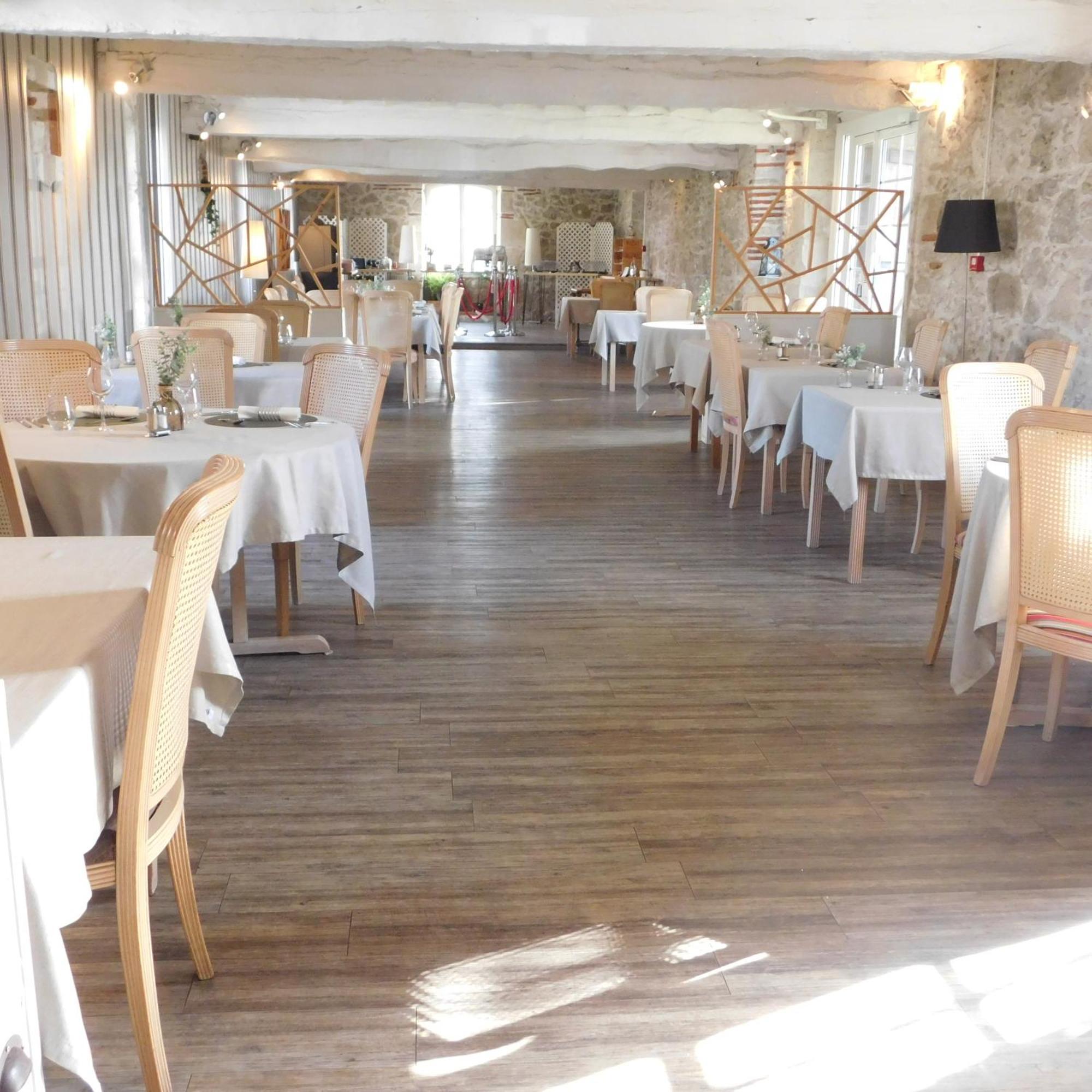 Logis Hotel Le Prince Noir Sérignac-sur-Garonne Exteriör bild