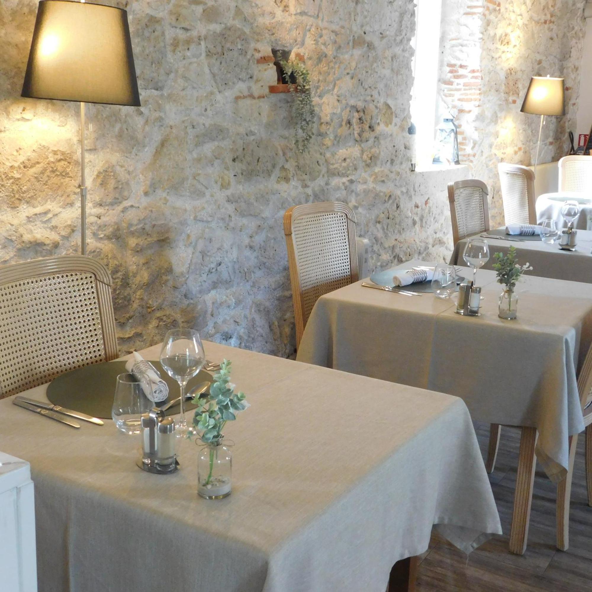 Logis Hotel Le Prince Noir Sérignac-sur-Garonne Exteriör bild