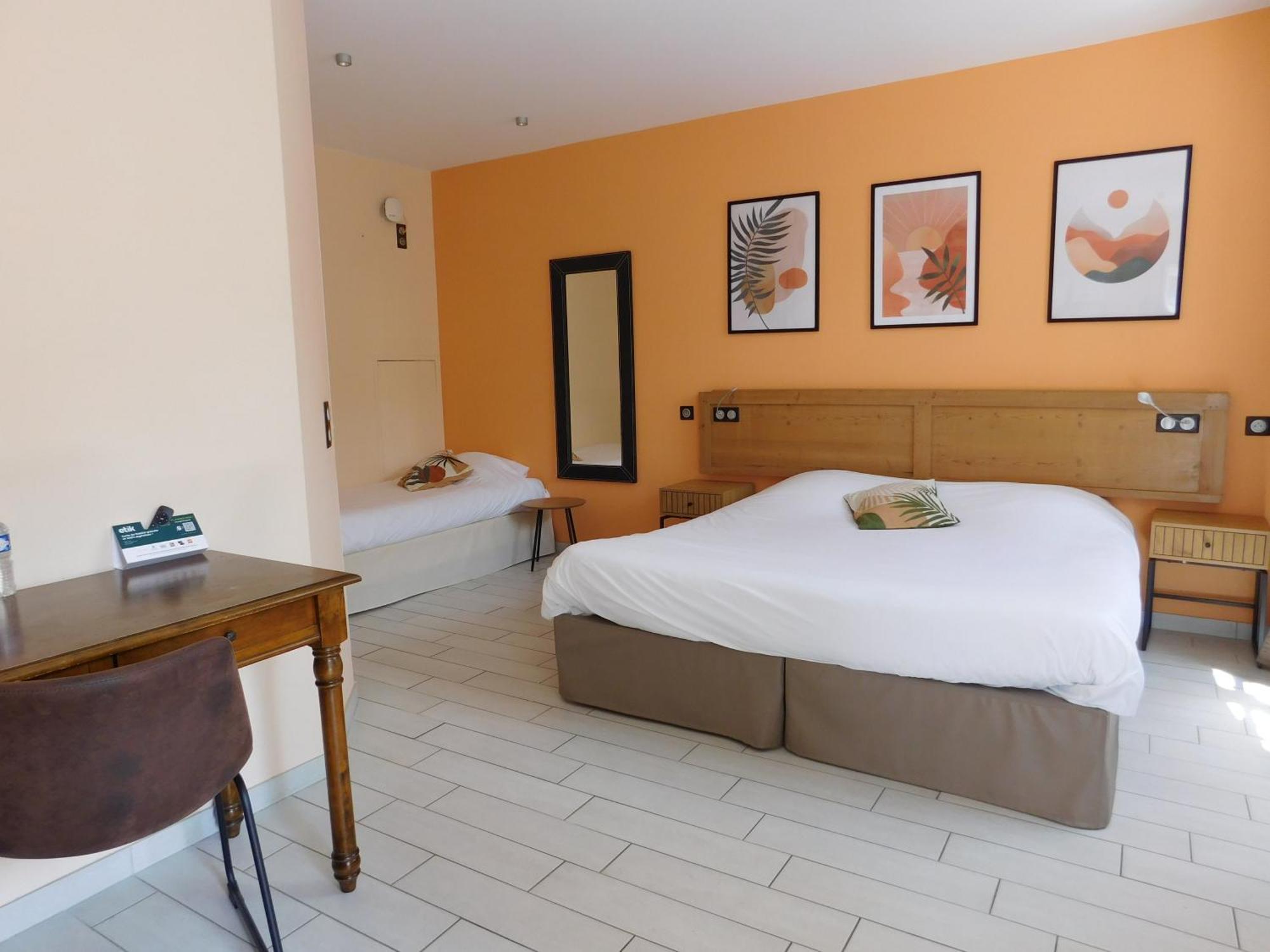 Logis Hotel Le Prince Noir Sérignac-sur-Garonne Exteriör bild
